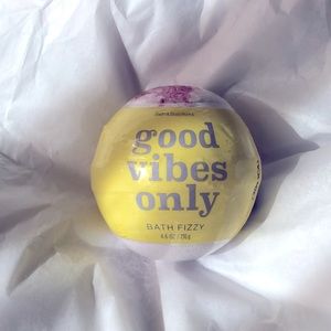 NWT Good Vibes Only Bath Fizzy.  Vanilla Coconut. Discontinued item